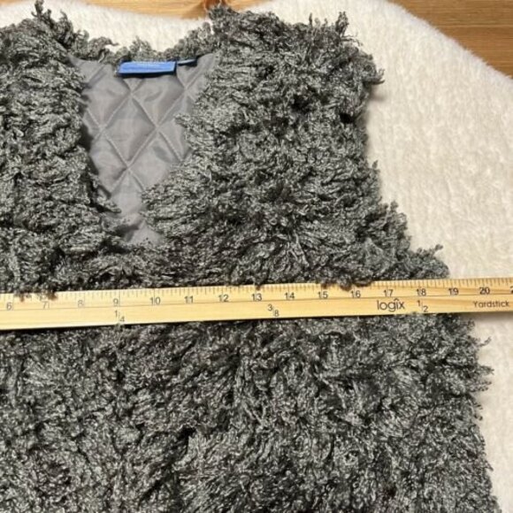 Simply Vera Womens Gray Faux Fur Vest Size SM-MED - Picture 10 of 11